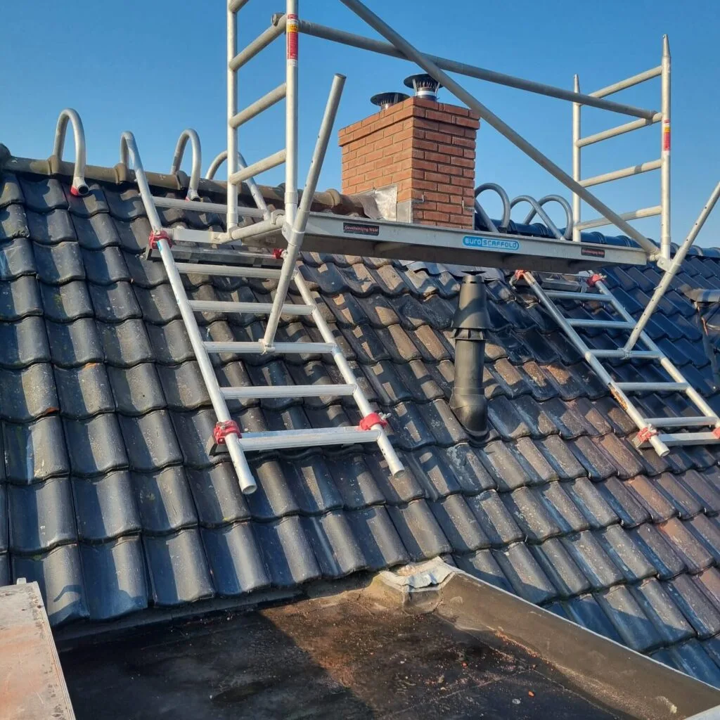 Afbeelding van een schoorsteen die door bk gevelrenovatie gerenoveerd wordt