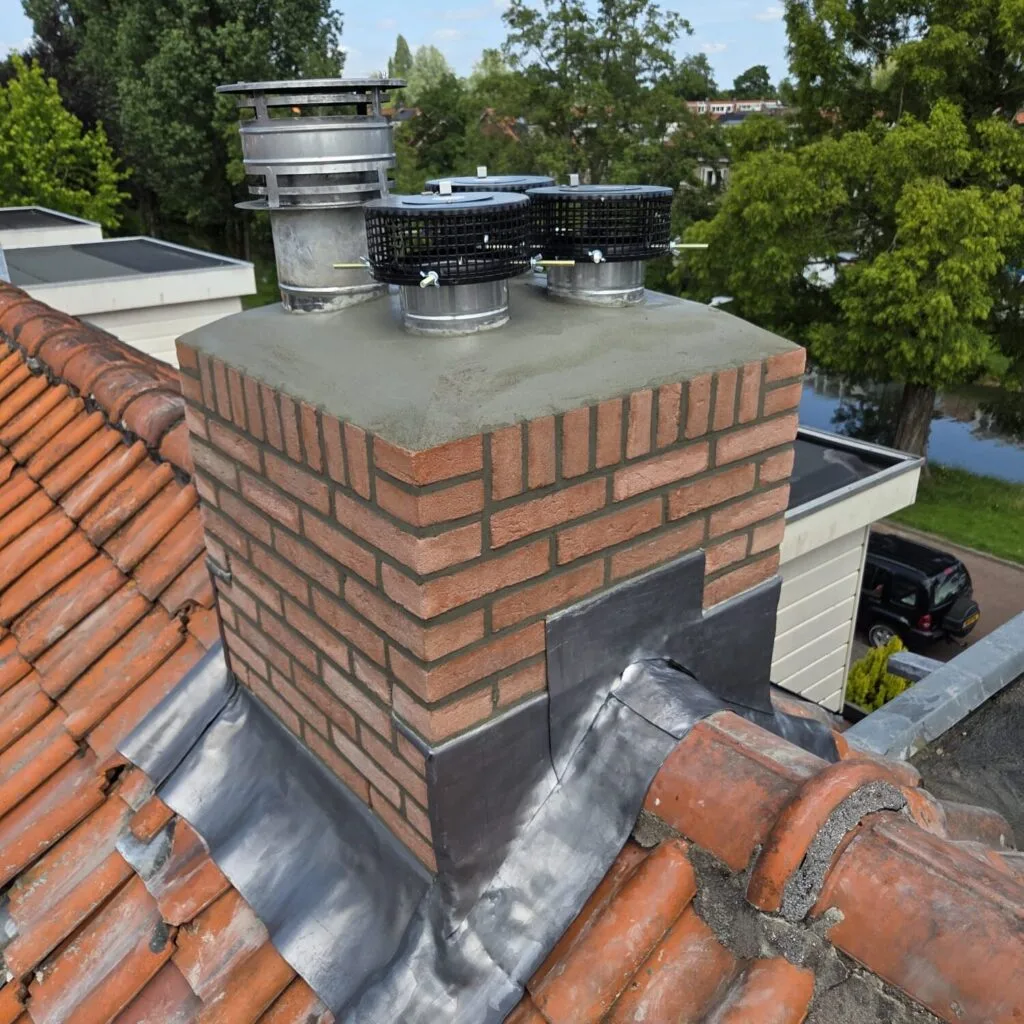 Afbeelding op een dak van een door bk gevelrenovatie gerenoveerde schoorsteen