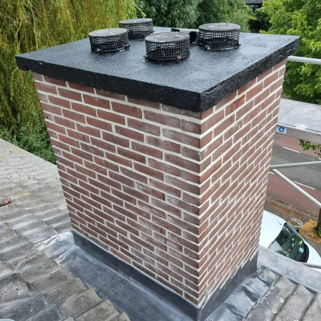 Afbeelding op het dak van een schoorsteen die door bk gevelrenovatie gerenoveerd is